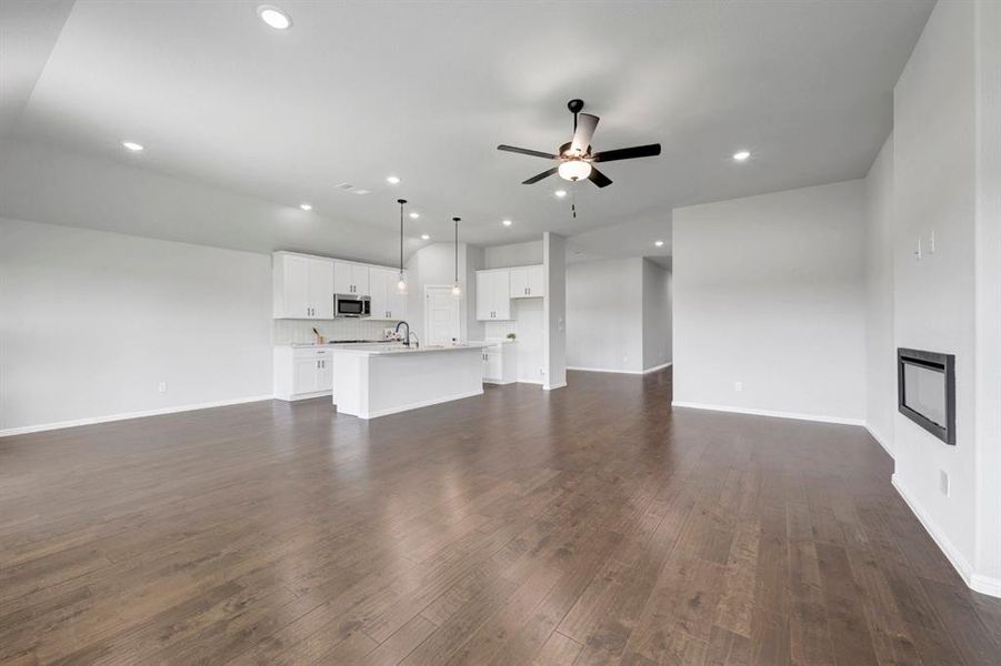 Spacious, unfurnished interior of a new home in Sanderos, Fort Worth (Image 34).