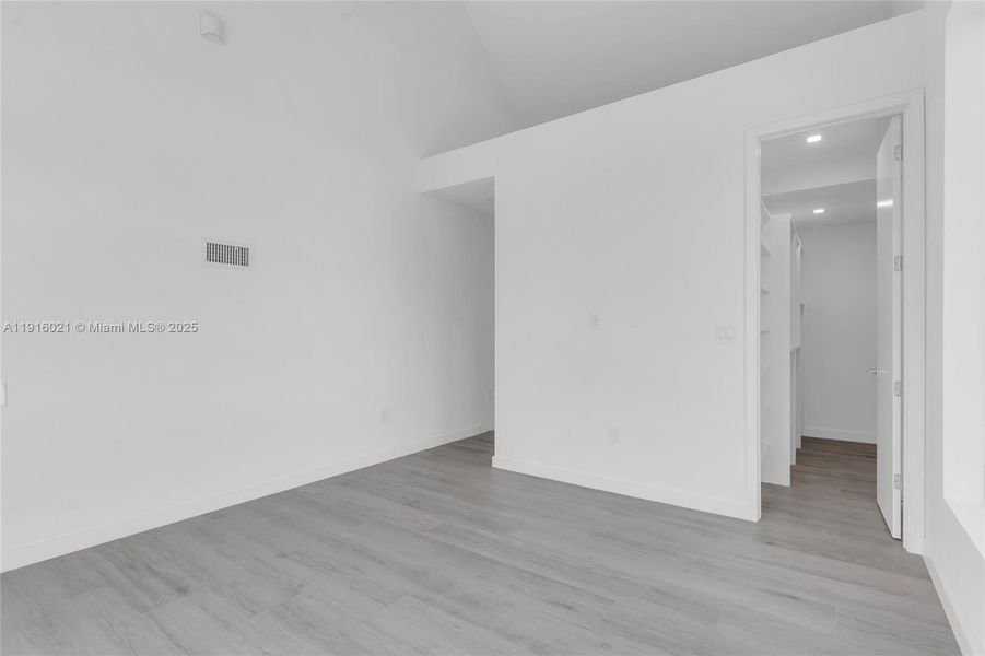 Spacious, unfurnished interior of a new home in , Miami (Image 20).