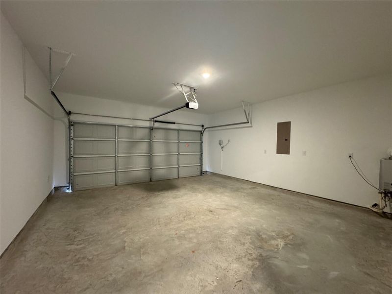 Spacious, unfurnished interior of a new home in Anniston, Katy (Image 35).