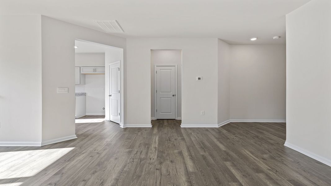 Spacious, unfurnished interior of a new home in Tanglewood Townes, Greenville (Image 14).