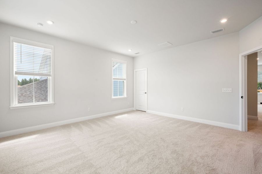 Spacious, unfurnished interior of a new home in Heartwood, Richmond Hill (Image 25).