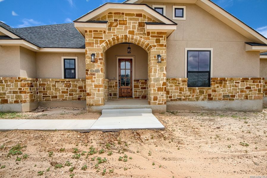 Exterior details and patio area of a home in , La Vernia (Image 3).