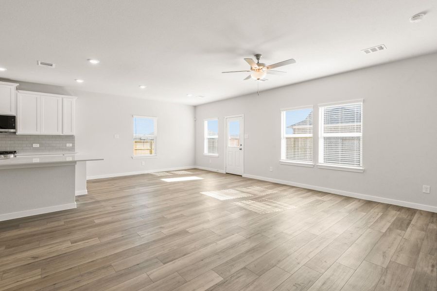 Spacious, unfurnished interior of a new home in Country Creek, Mont Belvieu (Image 20).