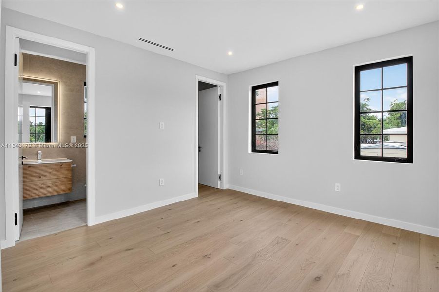 Spacious, unfurnished interior of a new home in , Coral Gables (Image 21).