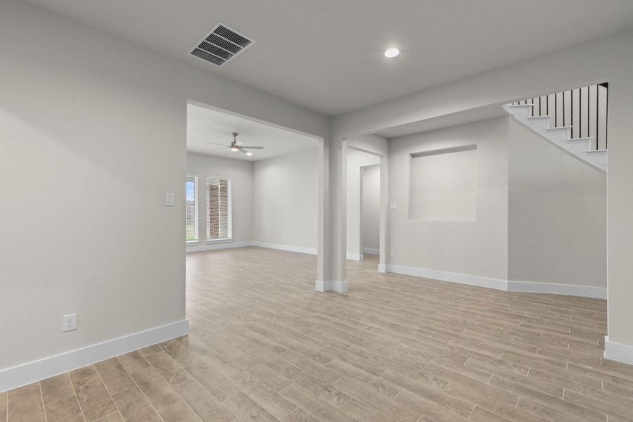 Spacious, unfurnished interior of a new home in Barton Creek Ranch, Conroe (Image 34).