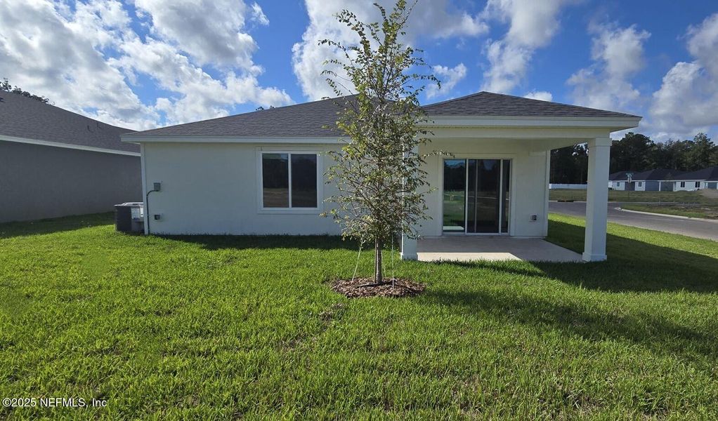Exterior details and patio area of a home in Azalea Creek, Jacksonville (Image 4).
