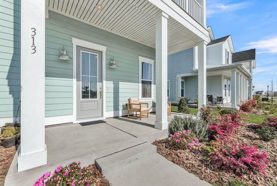 Exterior details and patio area of a home in Carnes Crossroads, Summerville (Image 25).