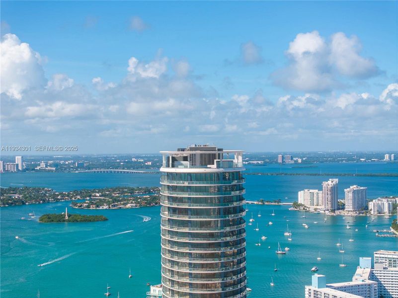 Condo located in Miami Beach, FL showcasing its design and architecture (Image 4).