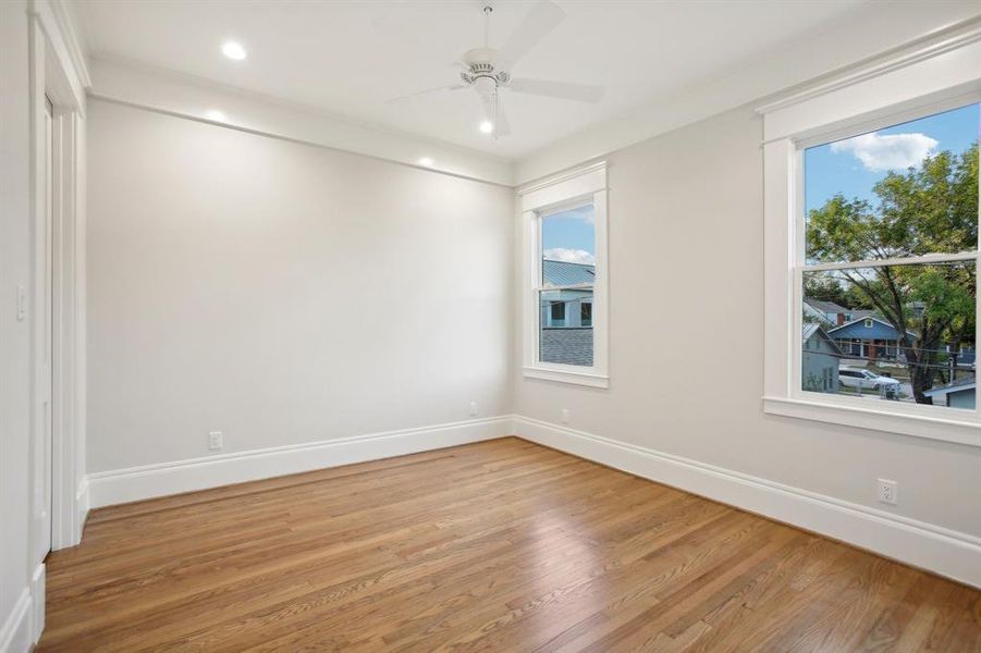 Secondary bedroom.