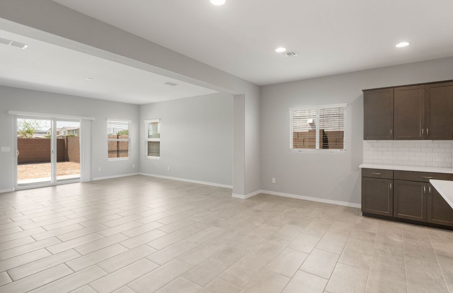 Spacious, unfurnished interior of a new home in El Cidro, Goodyear (Image 24).