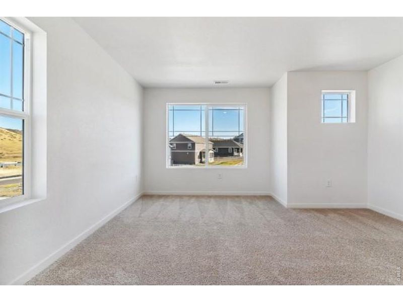 Spacious, unfurnished interior of a new home in Lakeside Canyon, Mead (Image 17).