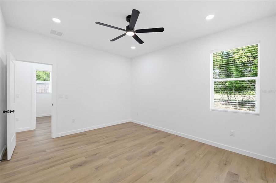 Spacious, unfurnished interior of a new home in , Dade City (Image 26).