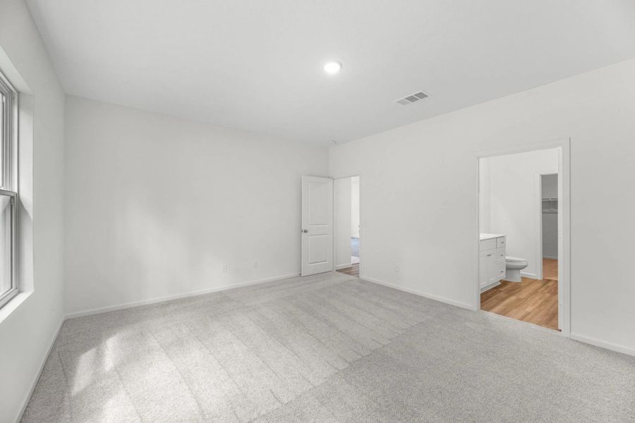 Spacious, unfurnished interior of a new home in Willow Springs, Buda (Image 13).