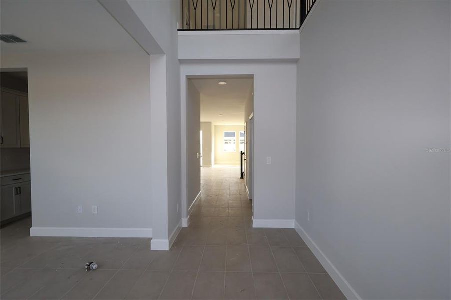 Spacious, unfurnished interior of a new home in Center Lake on the Park, St. Cloud (Image 9).