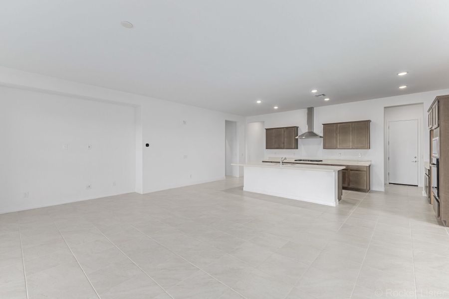 Spacious, unfurnished interior of a new home in Tierra Vistoso, Surprise (Image 10).