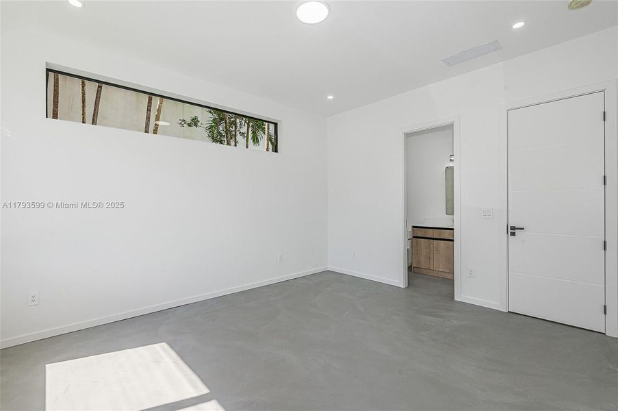 Spacious, unfurnished interior of a new home in , Miami (Image 26).