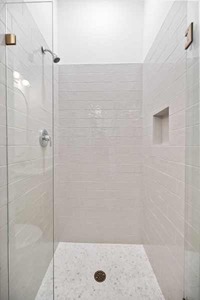 Representative interior finishes for a home built from the The Emerson by RobuckHomes in Stonehenge, Raleigh (Image 139).