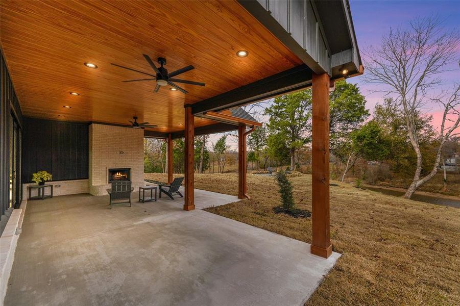 Exterior details and patio area of a home in , Malakoff (Image 3).