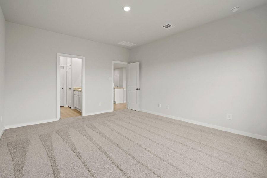 Spacious, unfurnished interior of a new home in Sherwood Glen, Conroe (Image 14).