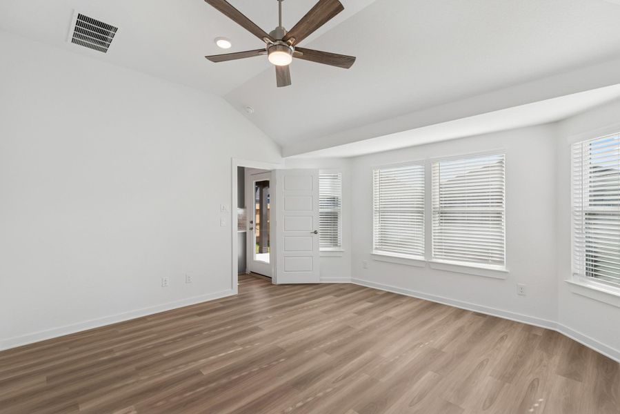 Spacious, unfurnished interior of a new home in Miller's Pond, Rosenberg (Image 28).