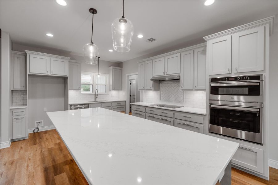 Furnished interior view inside a new home in , Grapeland (Image 7).