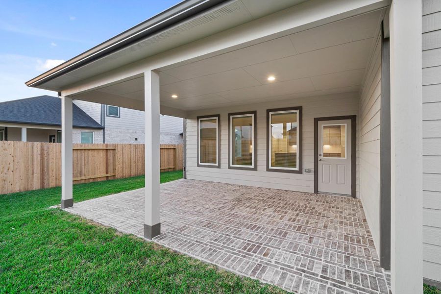 Exterior details and patio area of a home in Briarwood Crossing, Rosenberg (Image 3).