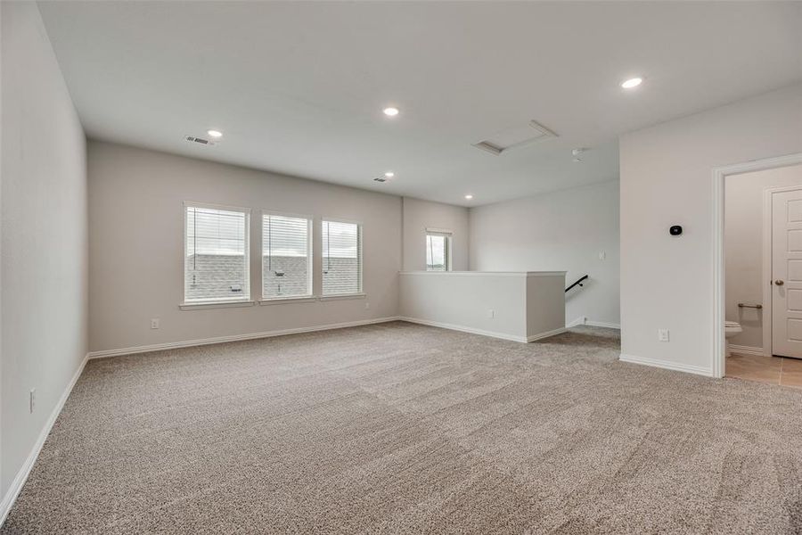 Spacious, unfurnished interior of a new home in Villages of Hurricane Creek, Anna (Image 22).