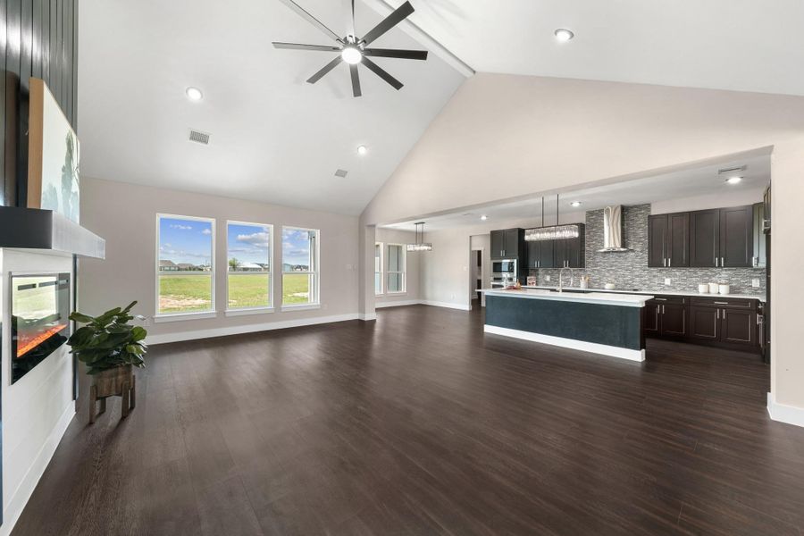 Spacious, unfurnished interior of a new home in , Angleton (Image 21).
