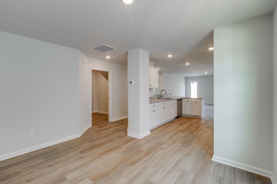 Spacious, unfurnished interior of a new home in Bluefield, Lexington (Image 17).