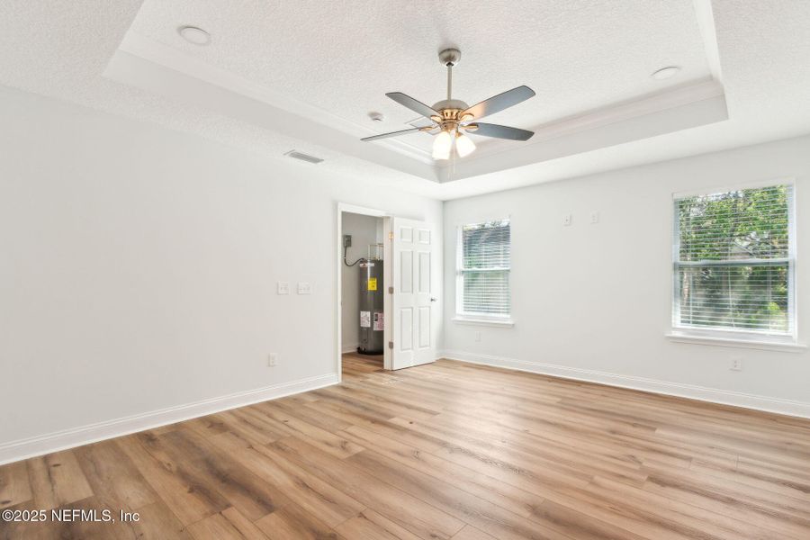 Spacious, unfurnished interior of a new home in , Jacksonville (Image 9).