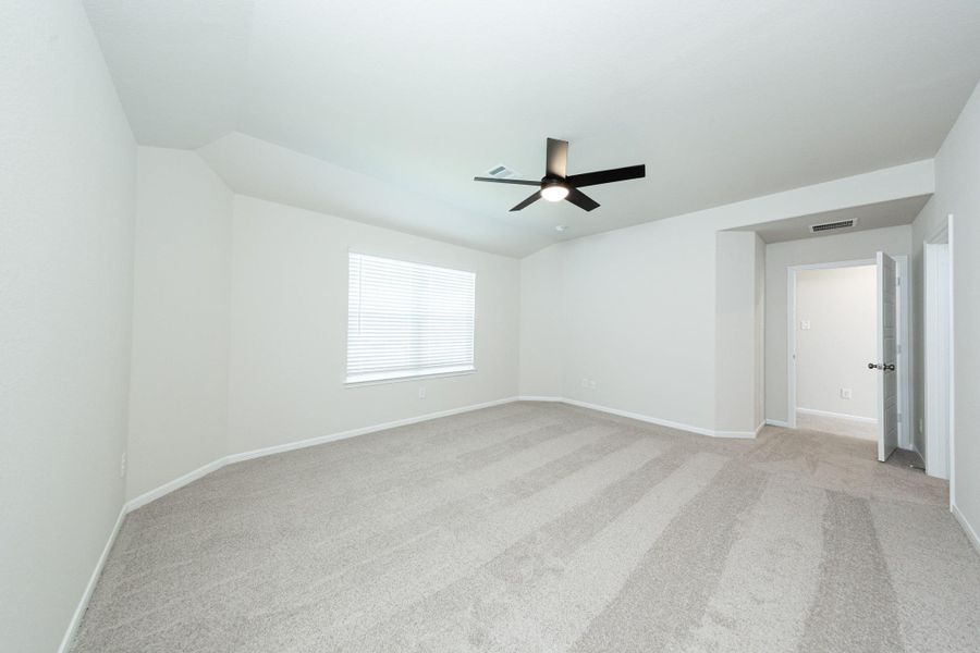 Spacious, unfurnished interior of a new home in Bammel Oaks, Houston (Image 17).