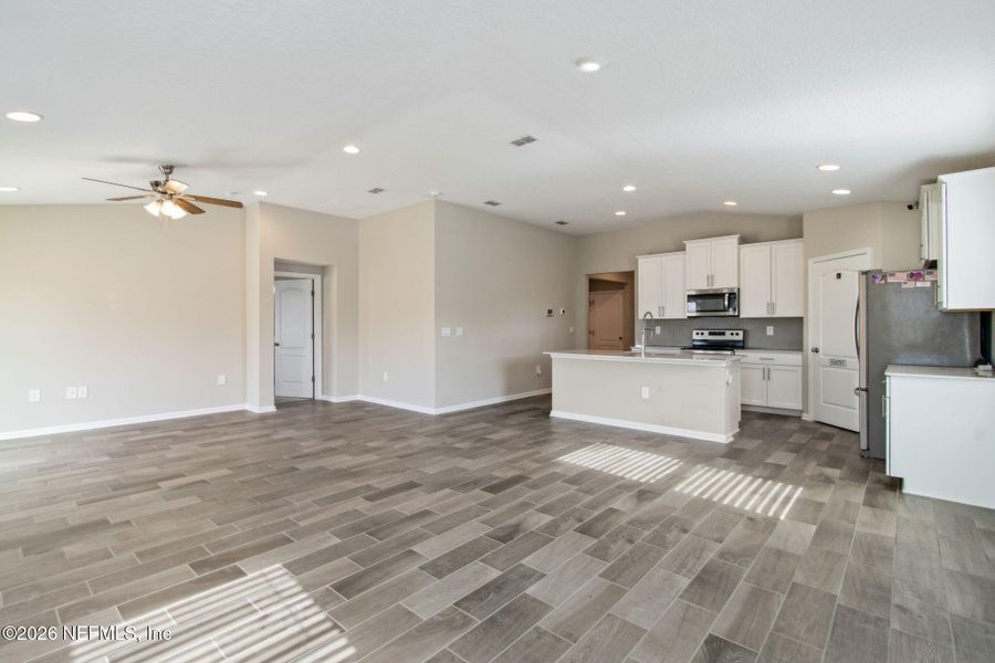 Spacious, unfurnished interior of a new home in , Yulee (Image 24).