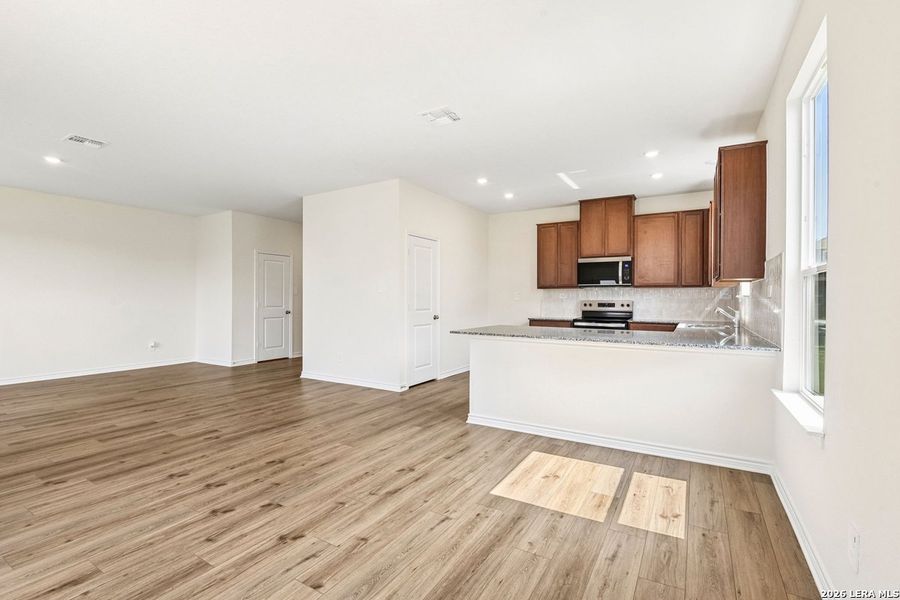 Spacious, unfurnished interior of a new home in Woodside Farms, Seguin (Image 43).