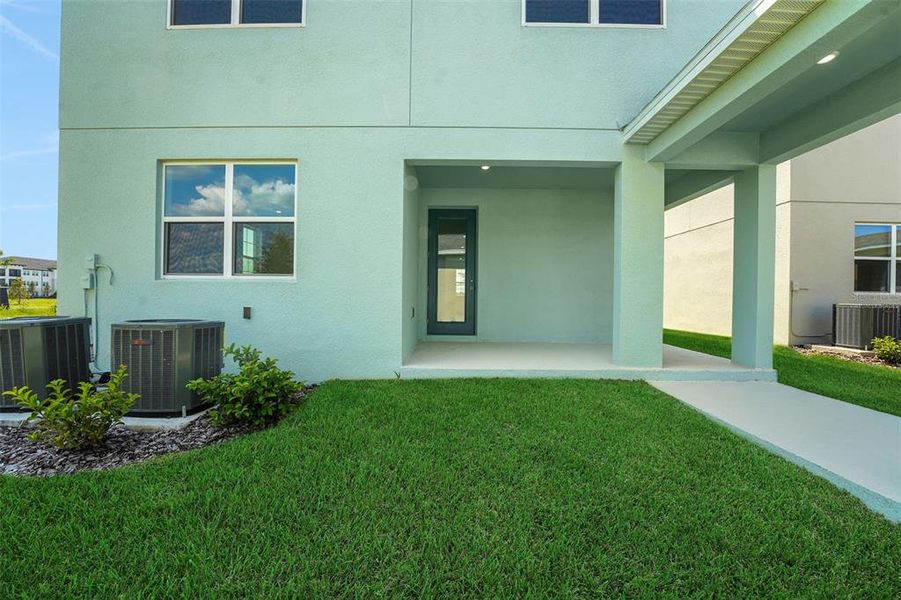 Exterior details and patio area of a home in Crossroads at Kelly Park, Apopka (Image 21).