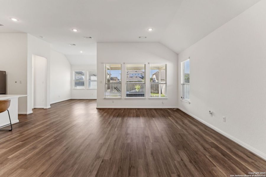 Spacious, unfurnished interior of a new home in Rhine Valley, Schertz (Image 53).