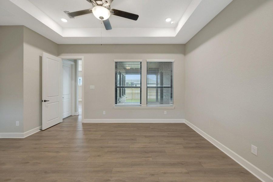 Spacious, unfurnished interior of a new home in Riceland - Enclave Row Collection, Mont Belvieu (Image 12).