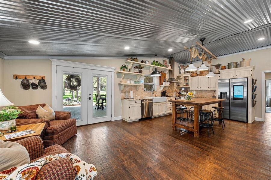 Furnished interior view inside a new home in , Groesbeck (Image 7).
