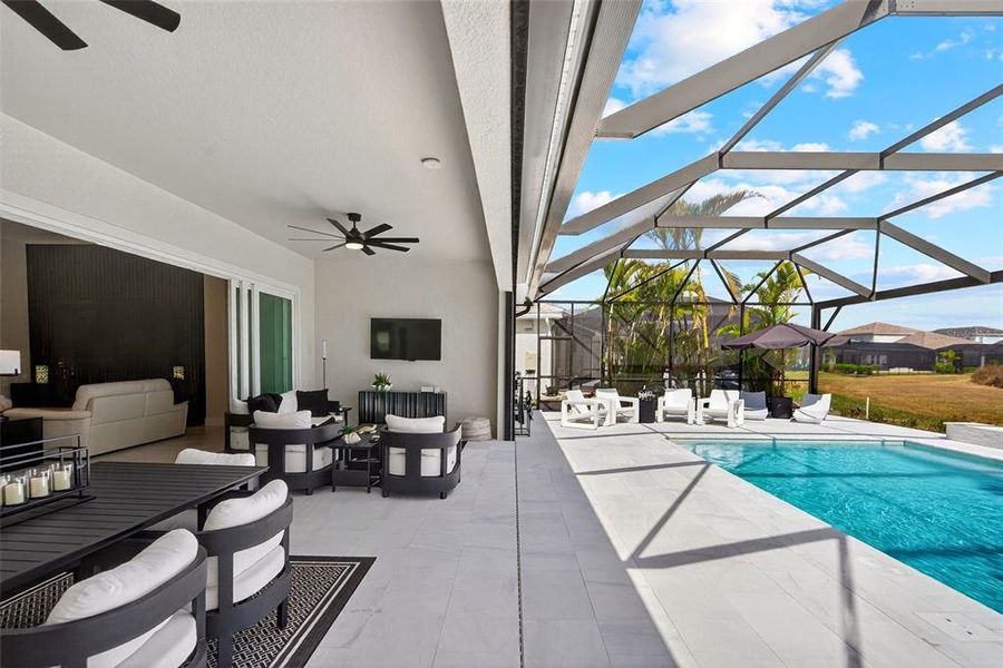 Exterior details and patio area of a home in , Venice (Image 4).
