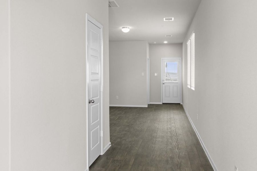 Spacious, unfurnished interior of a new home in Casetta Ranch, Kyle (Image 10).