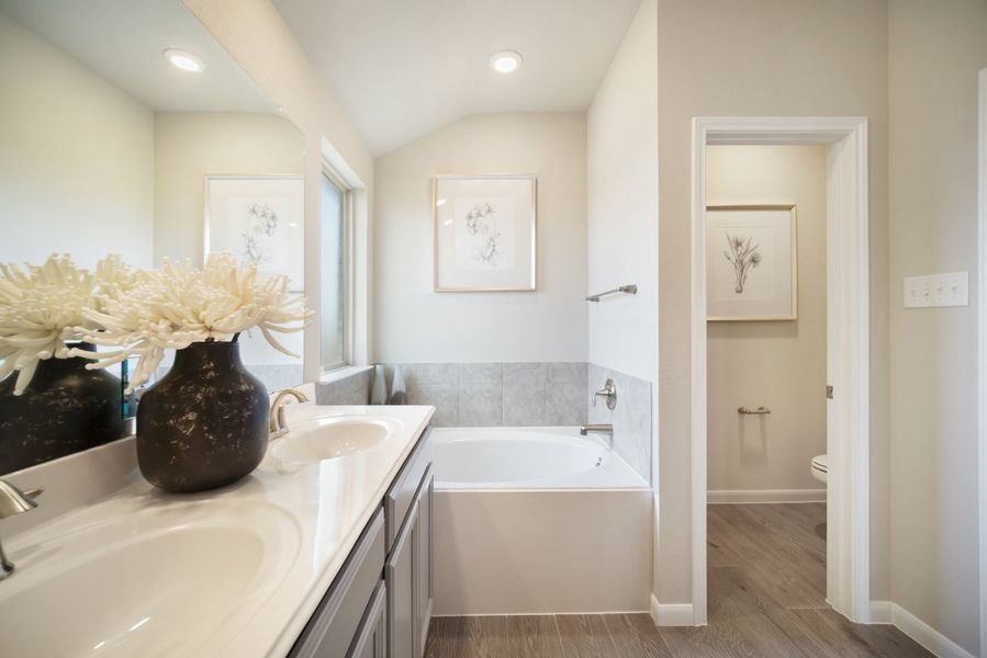 Representative furnished interior of a home built from the Brook by Beazer Homes in Sorella, Tomball (Image 8).