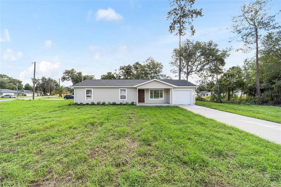 Exterior details and patio area of a home in , Dunnellon (Image 4). Exterior details and patio area of a home in , Dunnellon (Image 4).