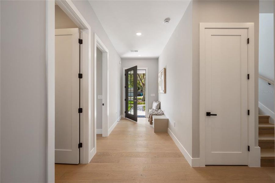 Spacious, unfurnished interior of a new home in College Park, Orlando (Image 21).