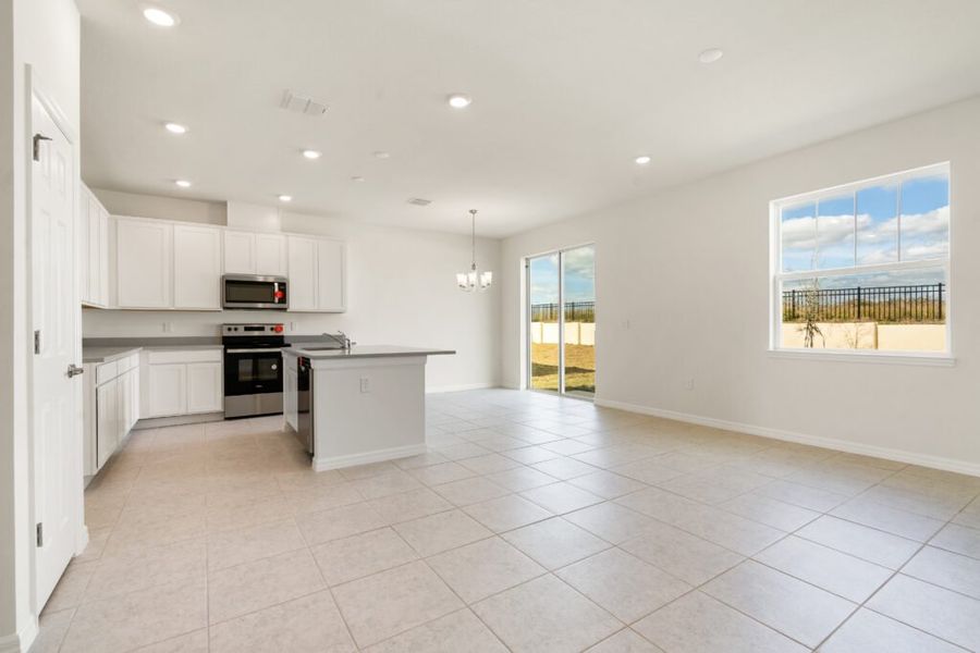 Spacious, unfurnished interior of a new home in Eden Hills, Lake Alfred (Image 7).