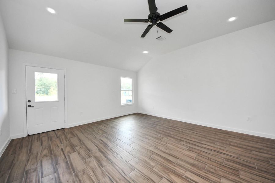 Spacious, unfurnished interior of a new home in , Splendora (Image 12).