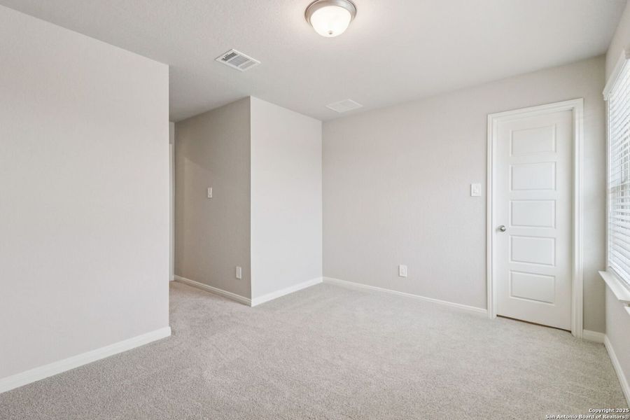 Spacious, unfurnished interior of a new home in Remington Ranch, San Antonio (Image 17).