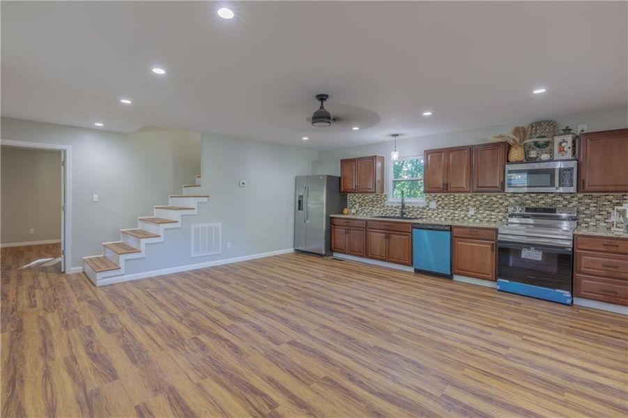 Spacious, unfurnished interior of a new home in , Menlo (Image 14).