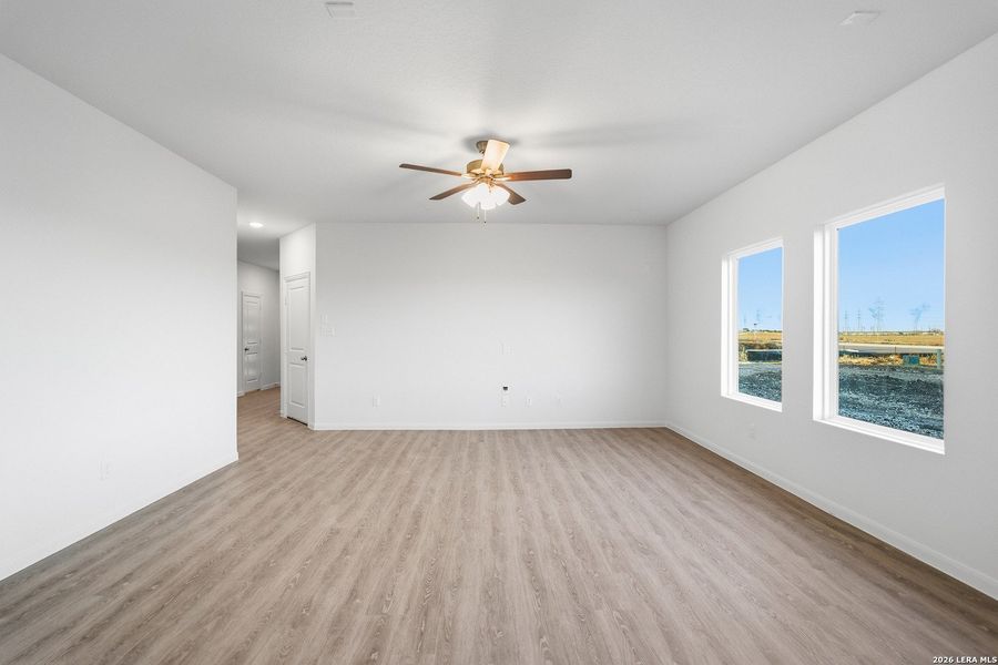 Spacious, unfurnished interior of a new home in Garden Grove, San Antonio (Image 10).