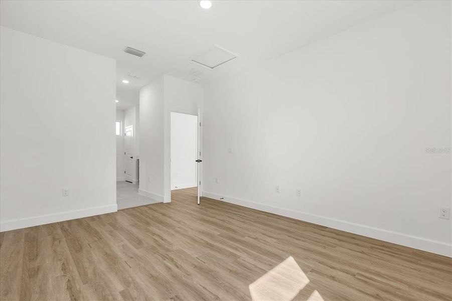 Spacious, unfurnished interior of a new home in , Kissimmee (Image 8).