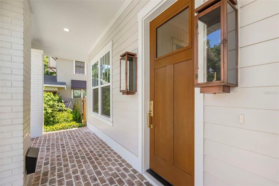 Exterior details and patio area of a home in , St. Petersburg (Image 31).