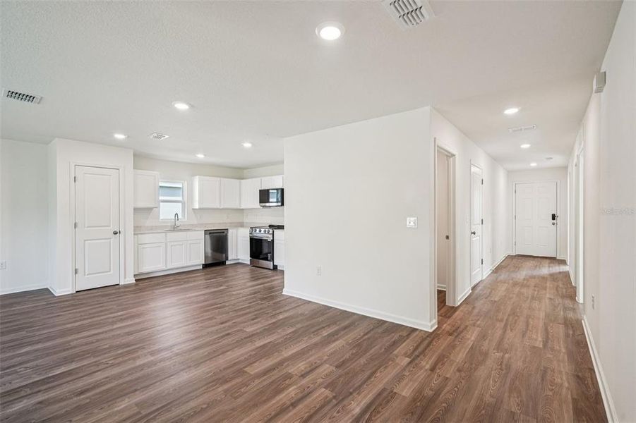 Spacious, unfurnished interior of a new home in Marion Oaks, Ocala (Image 27).